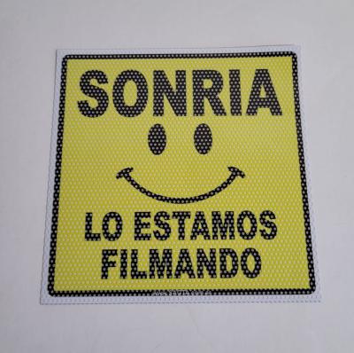 VINILO MICROPERFORADO SONRIA LO ESTAMOS FILMANDO 16CM X 16CM