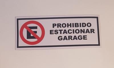 VINILO IMPRESO FONDO BLANCO PROHIBIDO ESTACIONAR GARAGE 7CM X 22CM
