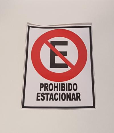 VINILO IMPRESO FONDO BLANCO PROHIBIDO ESTACIONAR 29CM X 39CM